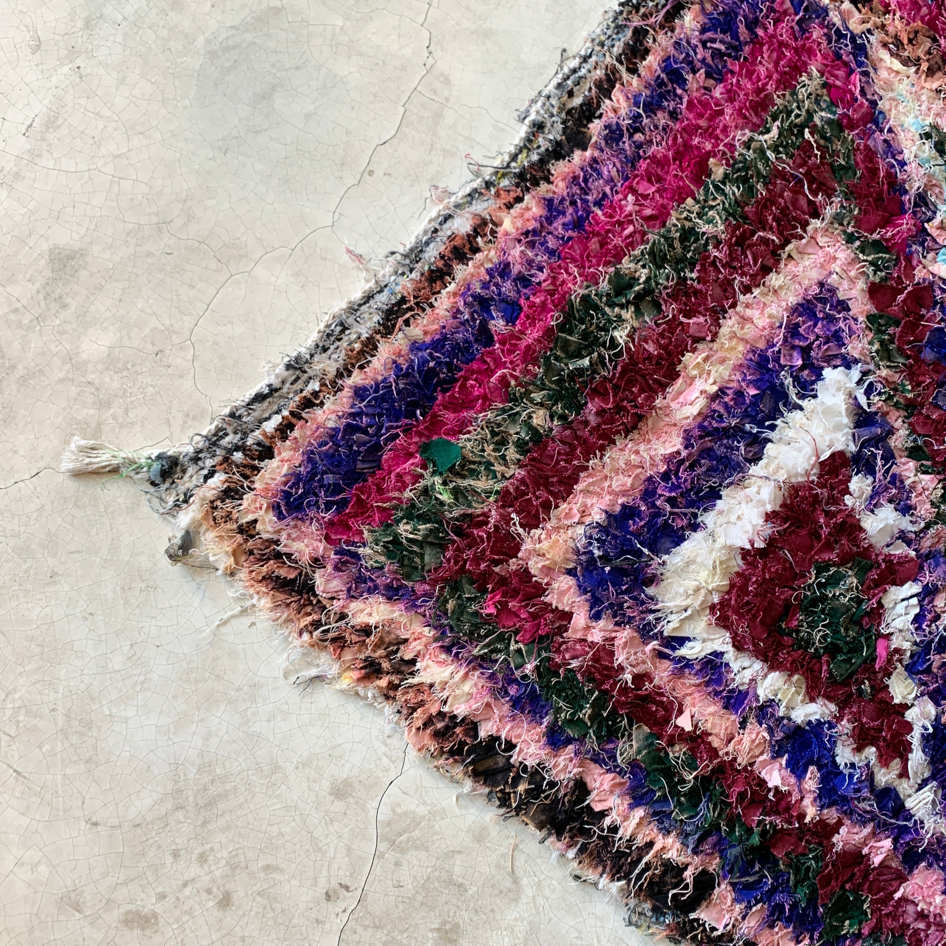 Tapis berbère Boucherouite n°2768 - Pétunia - 240 x 141 cm