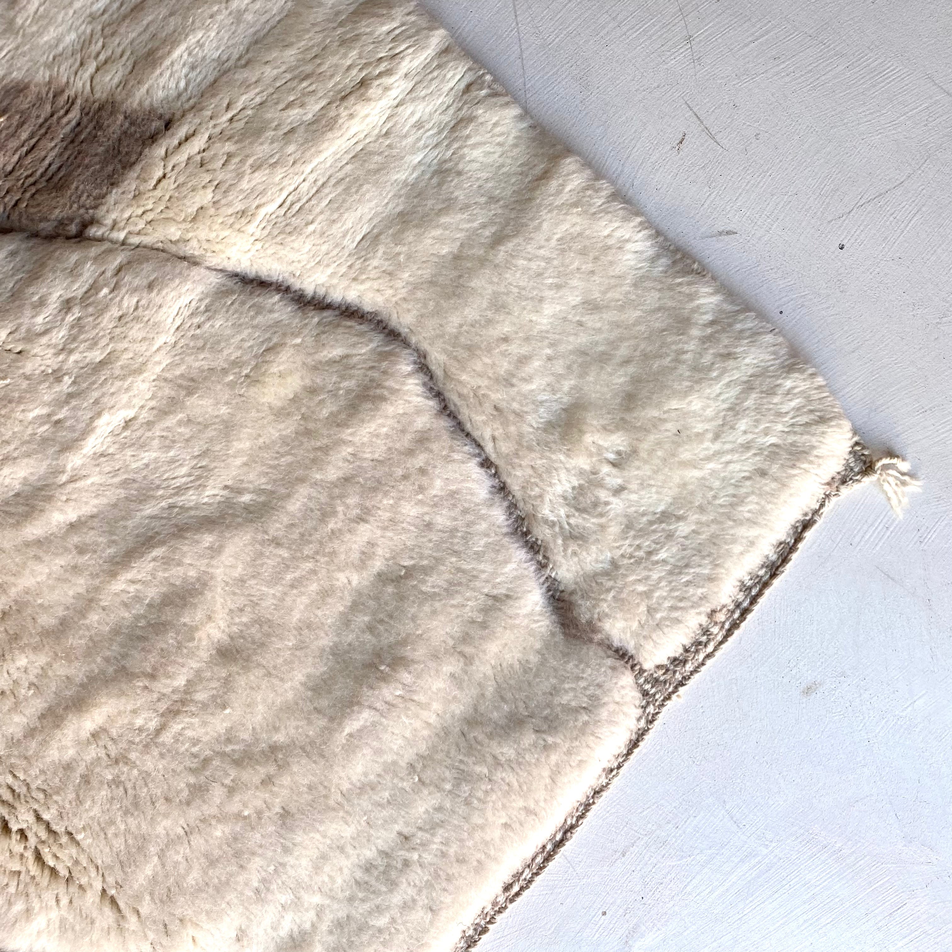 Tapis berbère Mrirt n° 3262- Terry- 304 x 212 cm